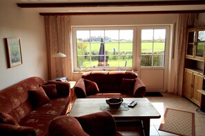 Wohnzimmer mit Blick in den Garten