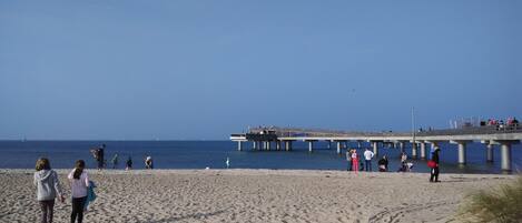 Strand mit Seebrücke