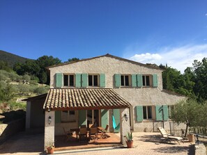 Das Haus in grüner Lage. PKW Stellplatz links neben der Villa. 