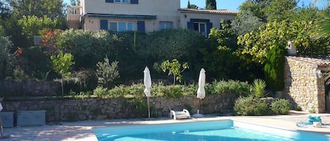 vue de la villa depuis la piscine