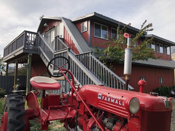 Welcome to the "Barn on the Banks" of the Yellowstone River.