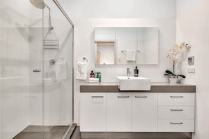 BR 1 ensuite: Seamless blend of comfort and convenience. Your private retreat within reach.