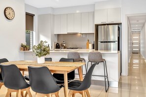 Dining for six: Stylish setup for shared meals and delightful conversations.