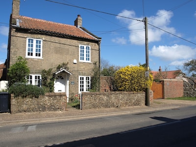 Traditional Norfolk Cottage That Sleeps 8 Plus A Cot Comfortably. Ideal For 2 Fa