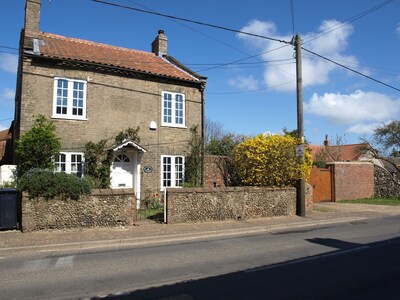 Traditionelle Norfolk Cottage, die 8 plus ein Kinderbett bequem schläft. Ideal für 2 Fa