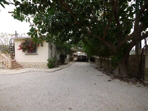 grand parking privé abrité