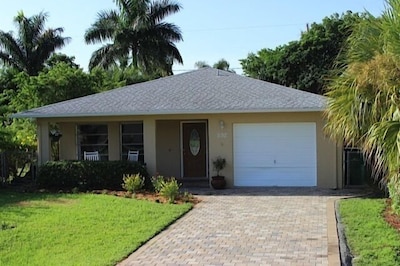 Private Luxury Pool, Morning Coffee On The Front Porch,  Easy Walk To The Beach