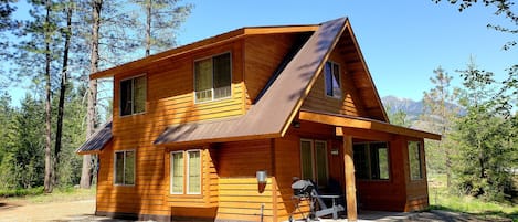 Mazama Mountain Hideaway is waiting to be your basecamp for fun!