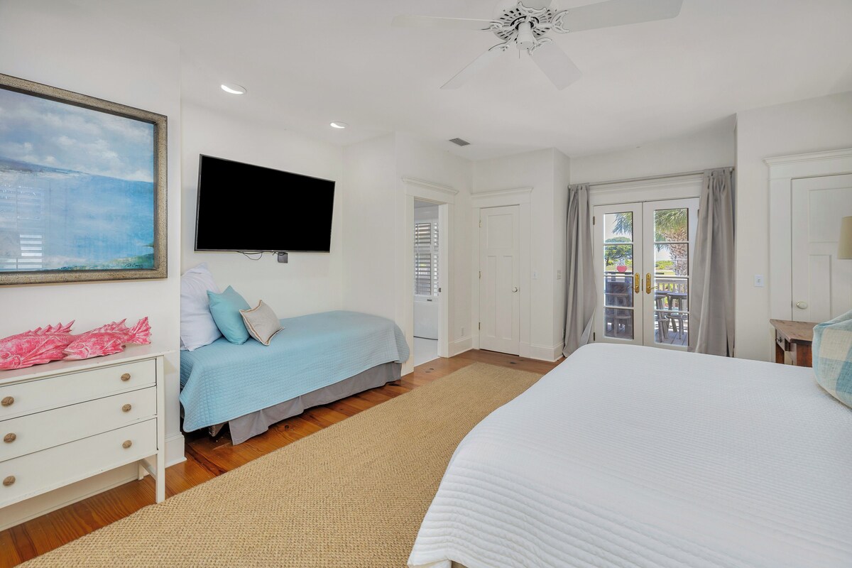 Luxury Oceanfront Home with Pool, Guest House, Tiki Bar and Direct Beach Access