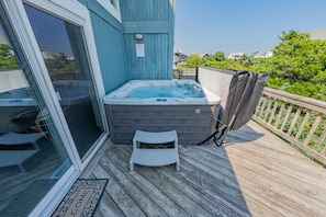 Bubbly hot tub, perfect for evening star gazing.