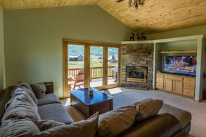 Comfortably enjoy the view, gas fireplace and TV - at the same time 