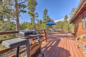 Up to 8 guests can enjoy barbecues outside during their Rocky Mountain getaway!