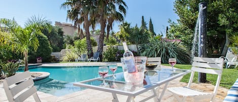 Coin Apero au bord de la piscine