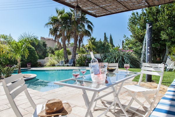 Coin Apero au bord de la piscine