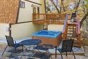 Amazing back deck with BBQ and Relaxing Spa