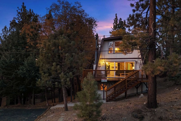 4 Bedroom Modern Cabin close to Bear Mountain Ski Resort.