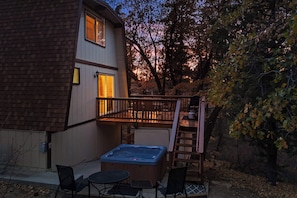 Amazing back deck with BBQ and Relaxing Spa