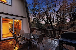 Amazing back deck with BBQ and Relaxing Spa