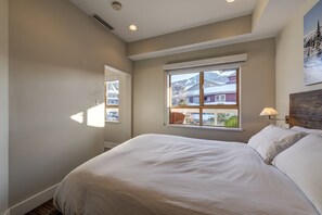 Second bedroom: Queen bed