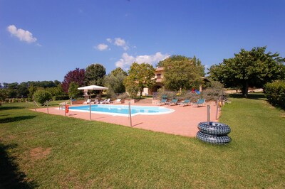 Villa con piscina privada, aire acondicionado a 40km de Orvieto / Spoleto, 25km Tod