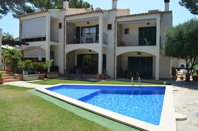 Conveniente vacaciones, fácil en una zona tranquila con piscina, 180 m del mar