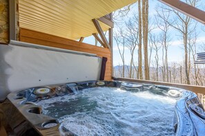 Soak in the hot tub and enjoy seasonal mountain views!