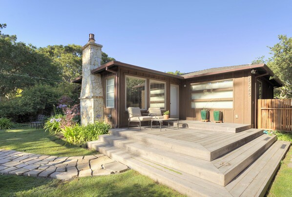 Welcome to "Belle Folie"! Sunny Garden House in Carmel