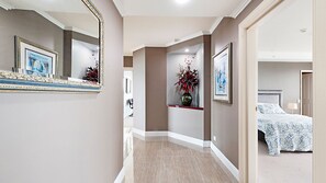 SURFERS PARADISE LUXURY APARTMENT - OCEAN FRONT