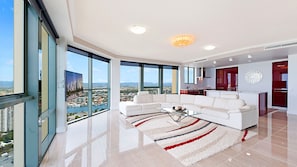 SURFERS PARADISE LUXURY APARTMENT - OCEAN FRONT