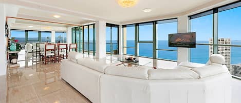 SURFERS PARADISE LUXURY APARTMENT - OCEAN FRONT