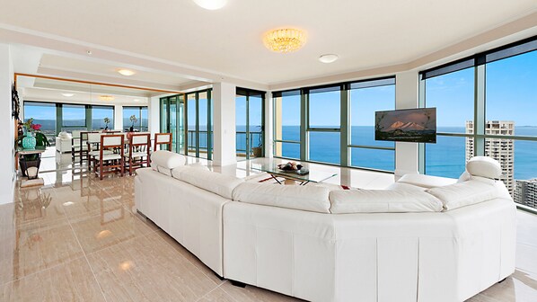 SURFERS PARADISE LUXURY APARTMENT - OCEAN FRONT