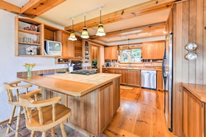 Fully Equipped Kitchen | Breakfast Bar | Dishwasher