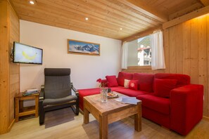 Gemütlicher Wohnraum mit HD-TV