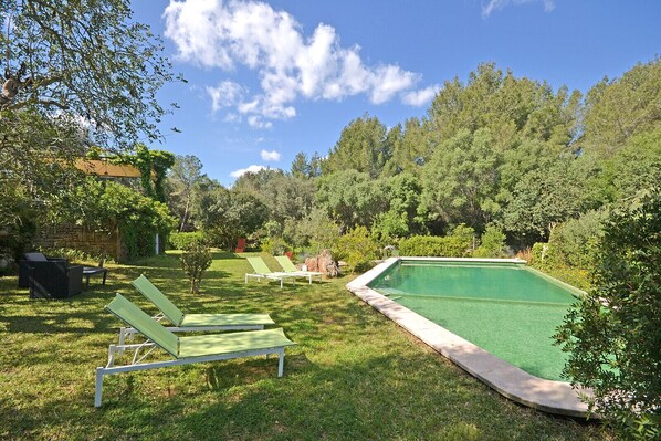 Spiros - Pool surrounded by garden near the beach in Alcúdia