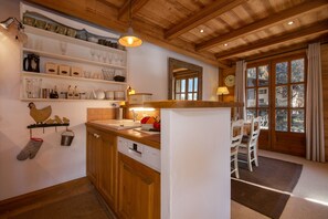 Lounge & kitchen open plan