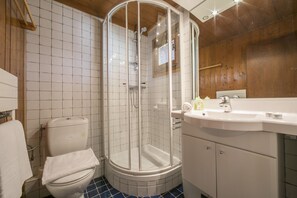 Bathroom wtih a shower and a toilet