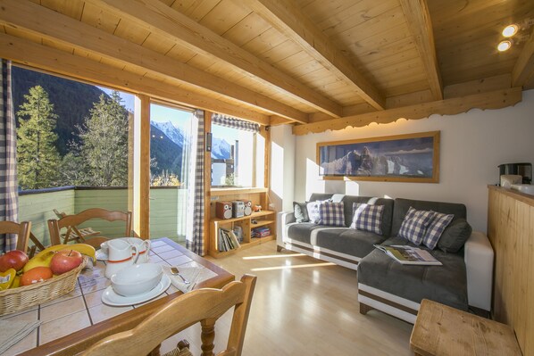 Bright and spacious living room