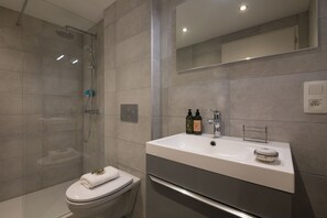 Salle de bain avec douche à l'italienne