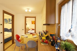 Wohnbereich mit Zugang zum Schlafzimmer und Studio Apartment