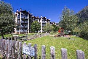 Parque infantil dedicado a los residentes