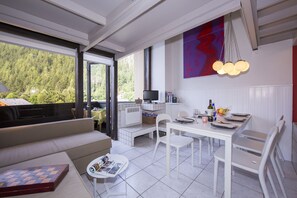 Wohnzimmer mit Zugang zum privaten Balkon