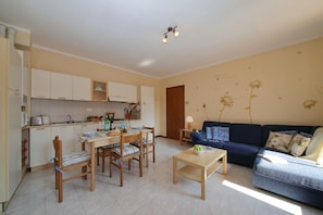 Open plan livign room with modern kitchen