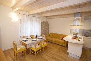 Le salon avec une table à manger et un canapé-lit.