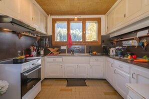 Cuisine spacieuse et bien équipée avec lave-vaisselle et machine Nespresso