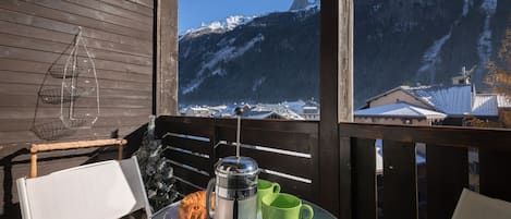 Alfresco dining on the balcony