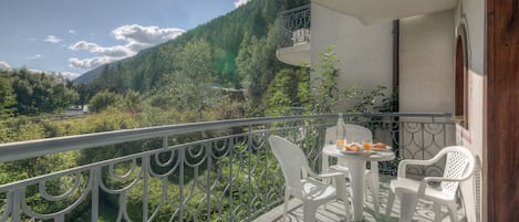 Balcone privato soleggiato con splendida vista sulle montagne