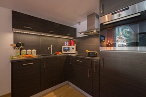 Fully equipped kitchen with dishwasher