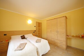 Bedroom with joinable twin beds