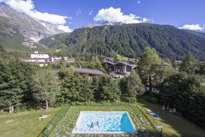 Communal pool and garden (17 Apartments)