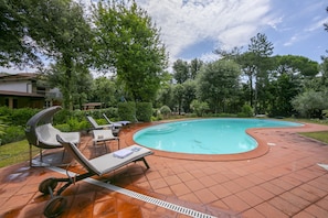 La Villa Piero possède une très belle et grande piscine.